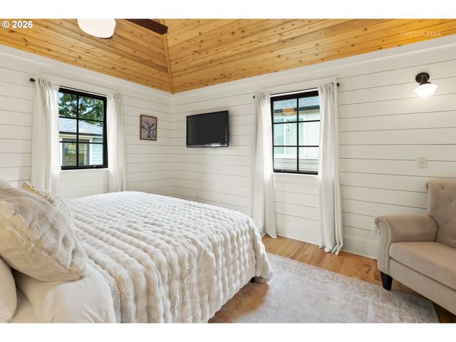 4005 Ne HASSALO St, Portland, OR 97232