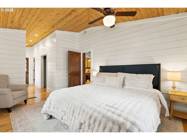 4005 Ne HASSALO St, Portland, OR 97232