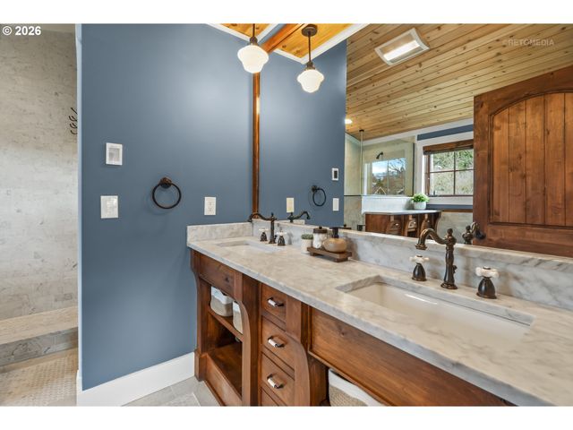 4005 Ne HASSALO St, Portland, OR 97232