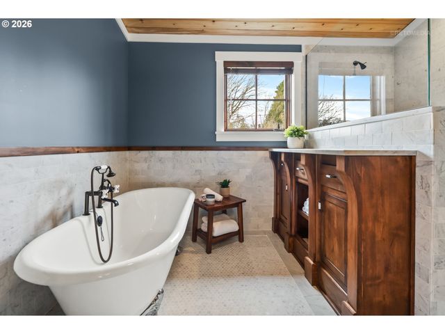 4005 Ne HASSALO St, Portland, OR 97232