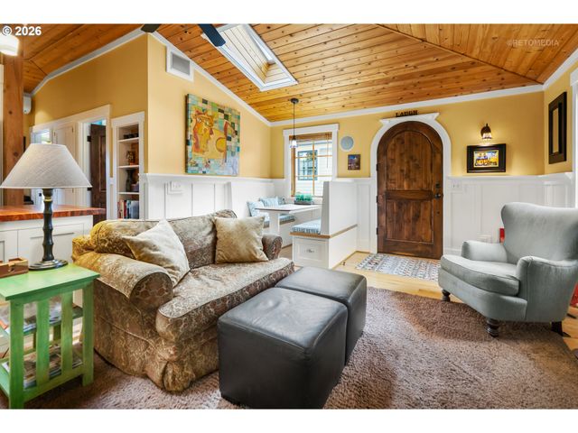 4005 Ne HASSALO St, Portland, OR 97232