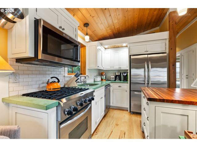 4005 Ne HASSALO St, Portland, OR 97232