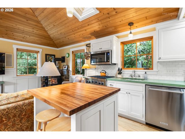4005 Ne HASSALO St, Portland, OR 97232