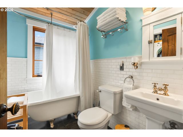 4005 Ne HASSALO St, Portland, OR 97232