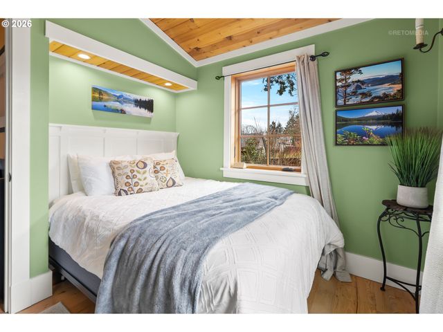 4005 Ne HASSALO St, Portland, OR 97232