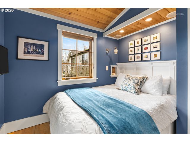 4005 Ne HASSALO St, Portland, OR 97232