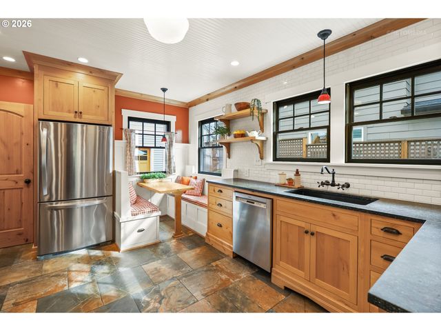 4005 Ne HASSALO St, Portland, OR 97232