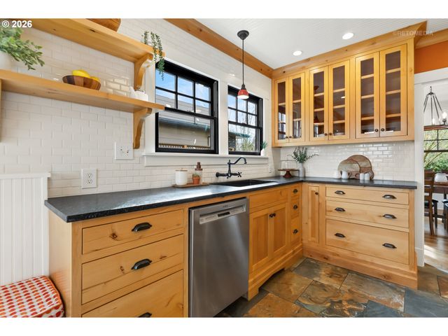 4005 Ne HASSALO St, Portland, OR 97232