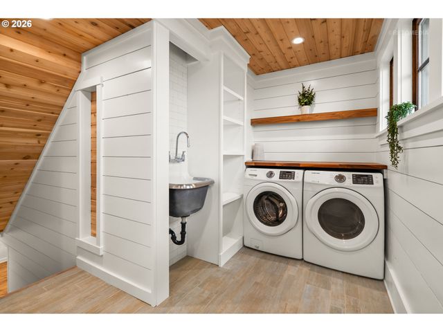 4005 Ne HASSALO St, Portland, OR 97232