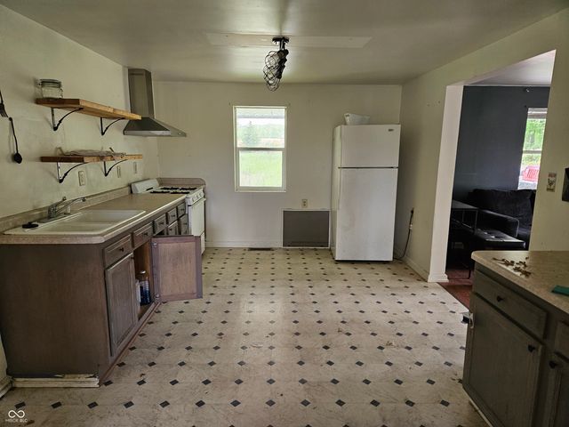 10731 Newport Road, Bowling Green, IN 47833