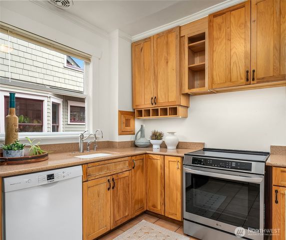 4511 1st Avenue NE, Seattle, WA 98105