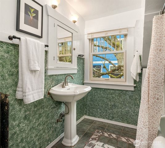 4511 1st Avenue NE, Seattle, WA 98105