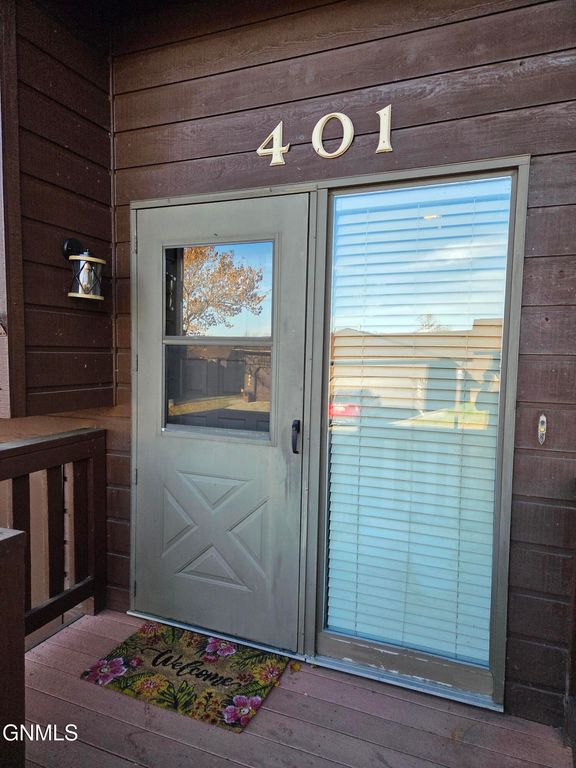 401 Brandon Drive E, Bismarck, ND 58503 photo 2