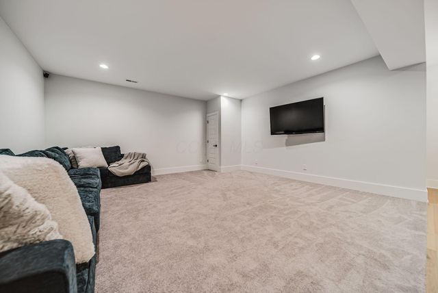 1022 Lale Point, Delaware, OH 43015