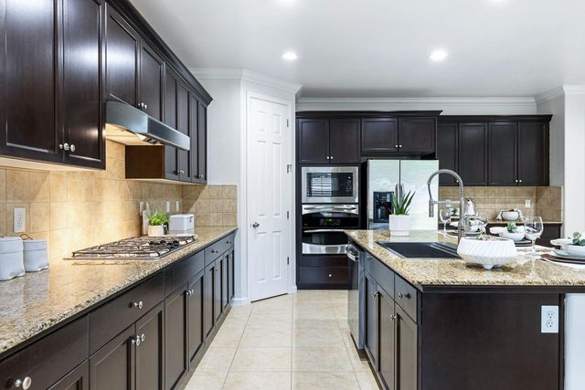 1945 N Emil Avenue, Clovis, CA 93619