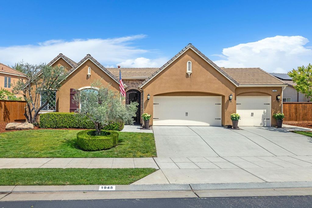1945 N Emil Avenue, Clovis, CA 93619