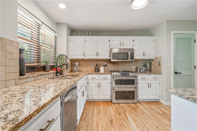 6498 NW Morrell Drive, Parkville, MO 64152