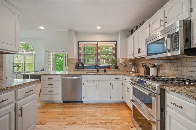6498 NW Morrell Drive, Parkville, MO 64152