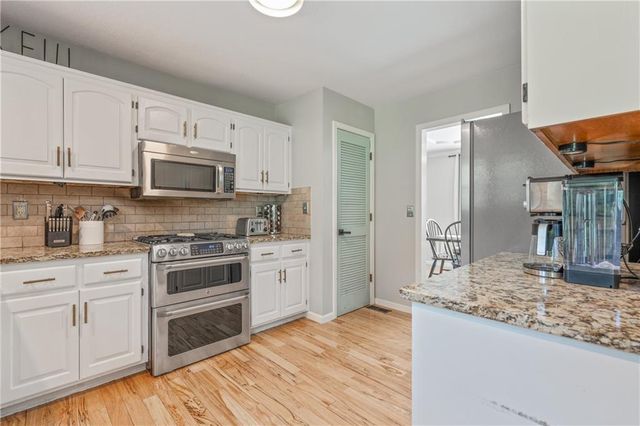 6498 NW Morrell Drive, Parkville, MO 64152