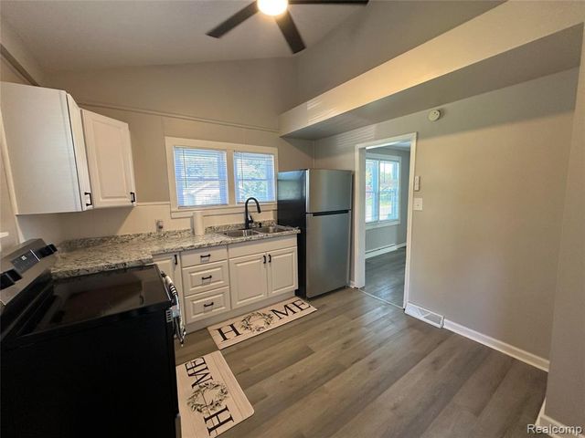 1574 S Graham Road, Flint, MI 48532
