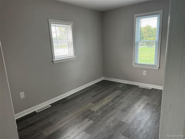 1574 S Graham Road, Flint, MI 48532