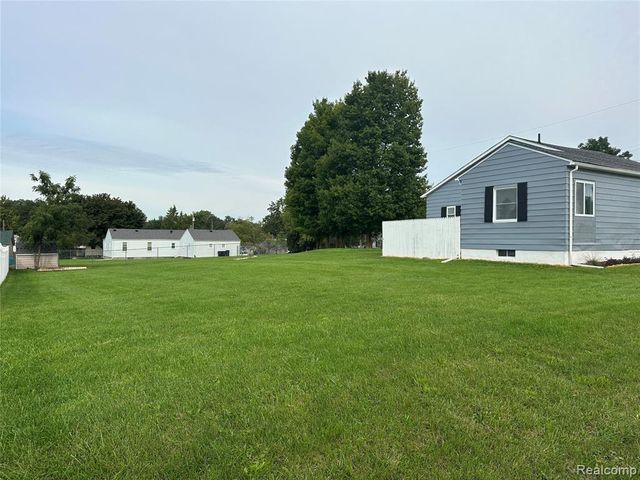 1574 S Graham Road, Flint, MI 48532