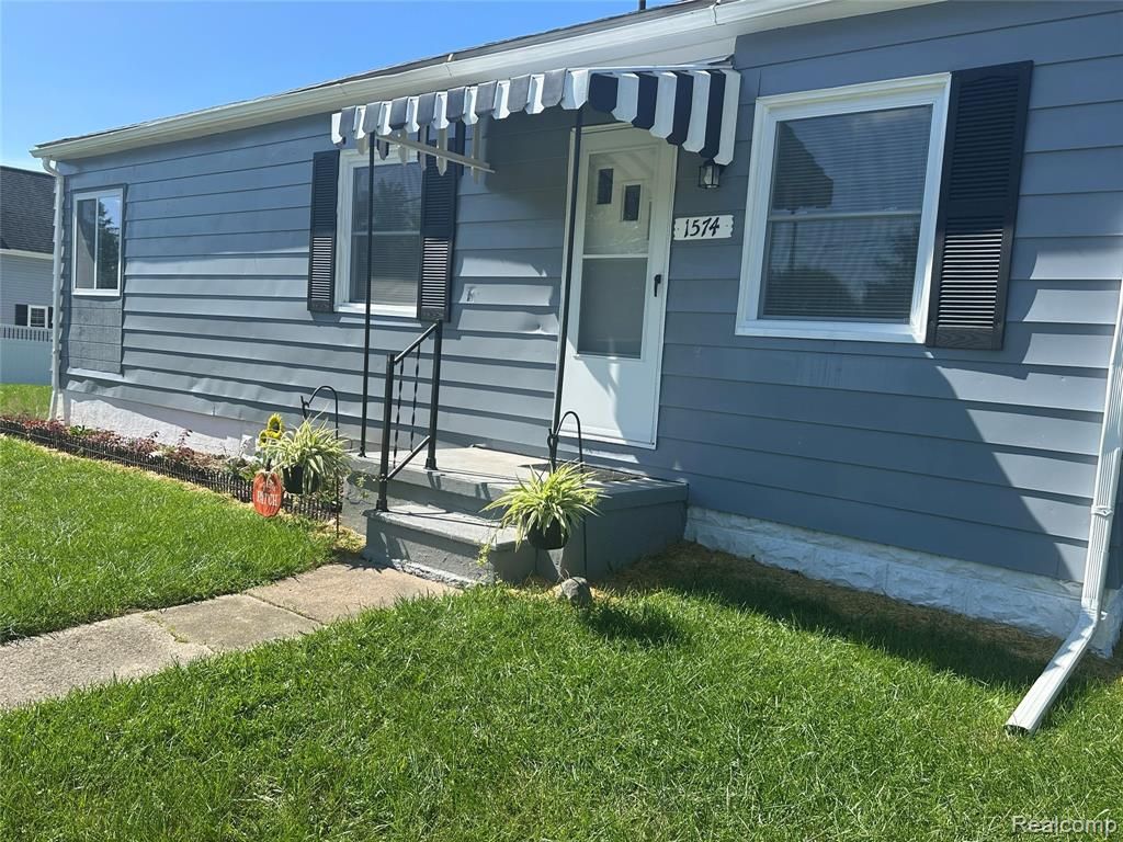 1574 S Graham Road, Flint, MI 48532
