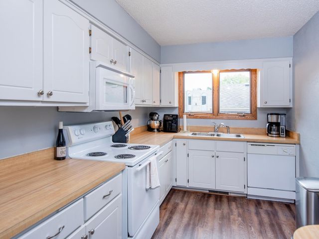 1883 County Road E E, White Bear Lake, MN 55110