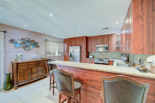 10 NW 110th Ave, Plantation, FL 33324