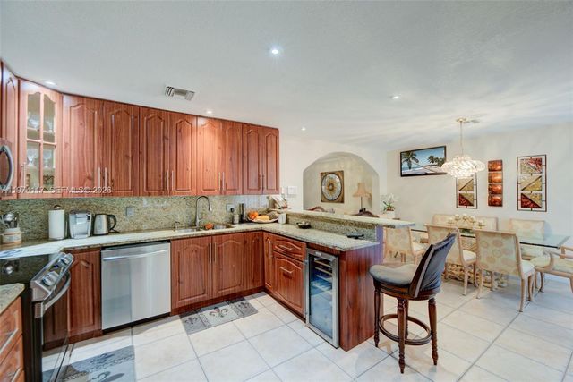 10 NW 110th Ave, Plantation, FL 33324