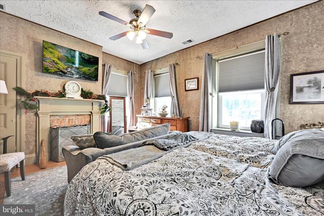 5 CHURCH ST, Glen Rock, PA 17327