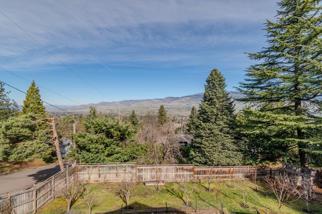 1911 Tamarack Place, Ashland, OR 97520