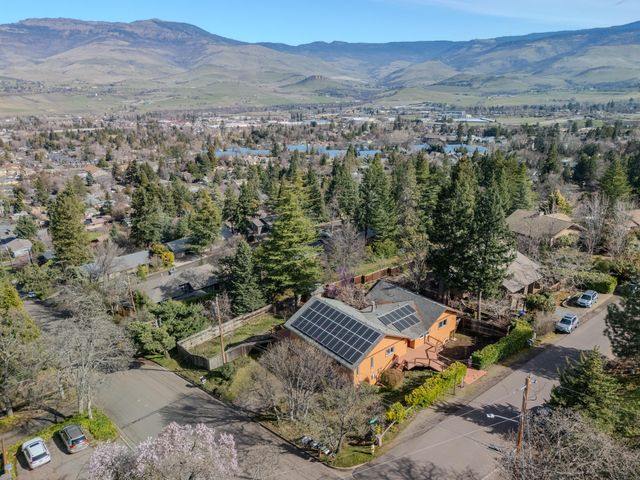 1911 Tamarack Place, Ashland, OR 97520