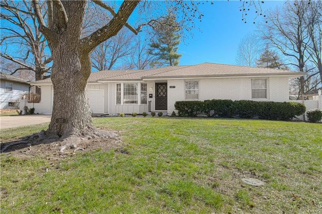 207 NW Woodbine Avenue, Lee's Summit, MO 64063