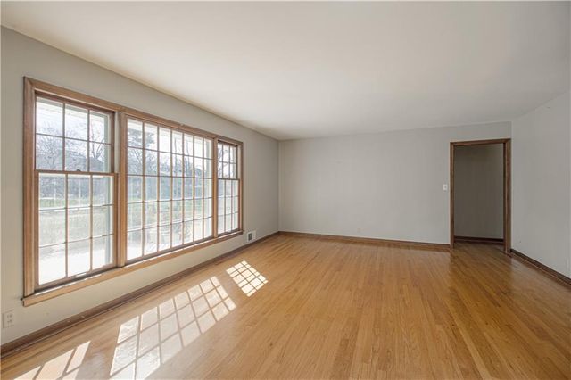 207 NW Woodbine Avenue, Lee's Summit, MO 64063