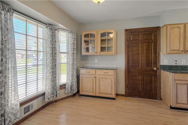 207 NW Woodbine Avenue, Lee's Summit, MO 64063