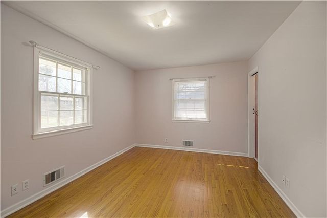 207 NW Woodbine Avenue, Lee's Summit, MO 64063