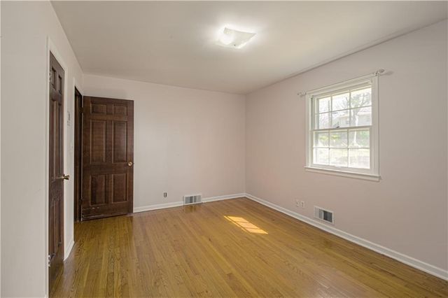 207 NW Woodbine Avenue, Lee's Summit, MO 64063