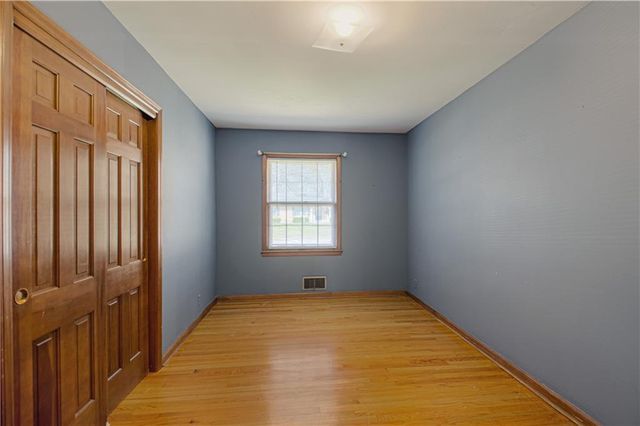 207 NW Woodbine Avenue, Lee's Summit, MO 64063