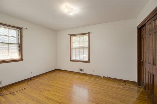 207 NW Woodbine Avenue, Lee's Summit, MO 64063