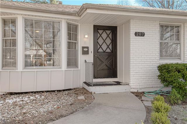 207 NW Woodbine Avenue, Lee's Summit, MO 64063