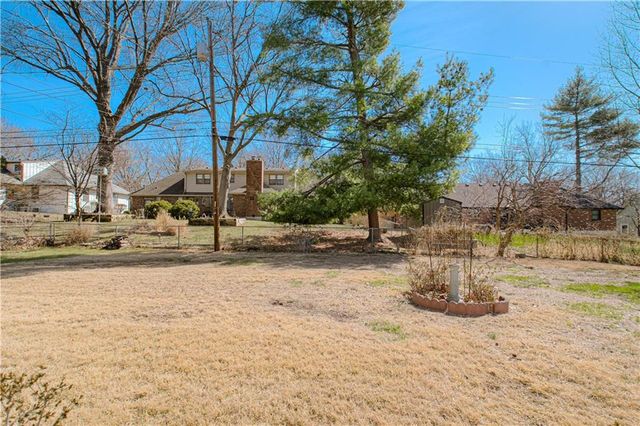 207 NW Woodbine Avenue, Lee's Summit, MO 64063