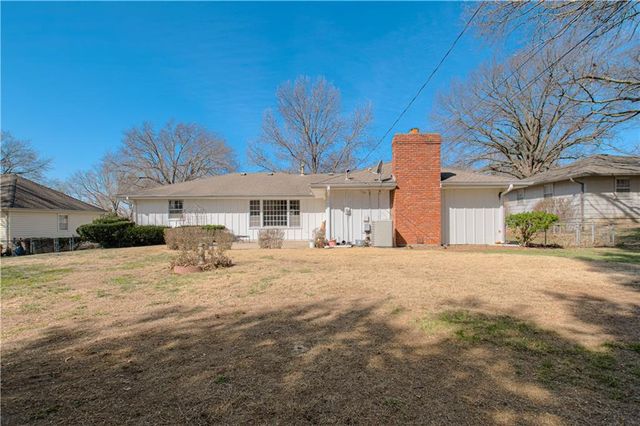 207 NW Woodbine Avenue, Lee's Summit, MO 64063