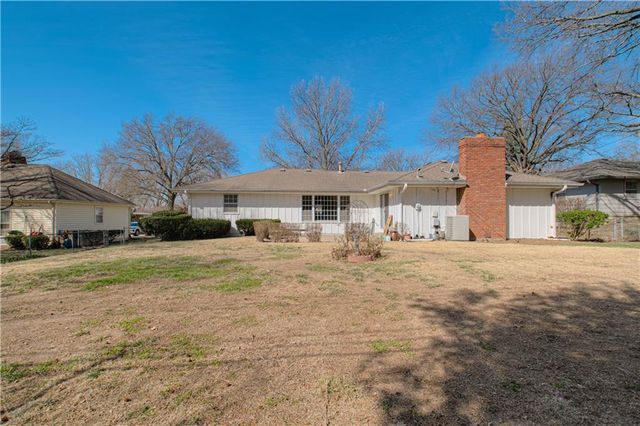 207 NW Woodbine Avenue, Lee's Summit, MO 64063