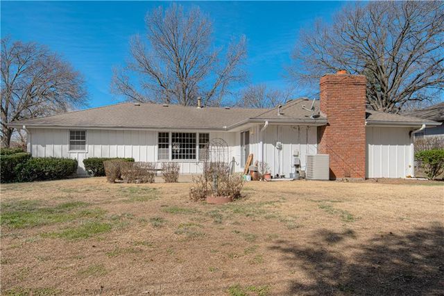 207 NW Woodbine Avenue, Lee's Summit, MO 64063