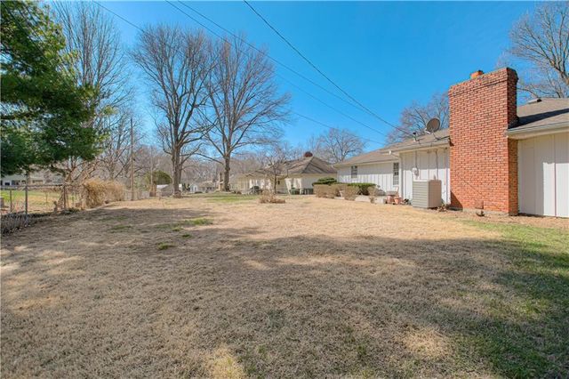 207 NW Woodbine Avenue, Lee's Summit, MO 64063