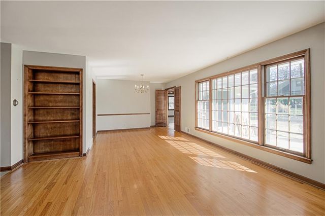 207 NW Woodbine Avenue, Lee's Summit, MO 64063