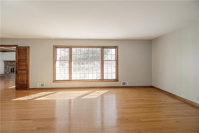 207 NW Woodbine Avenue, Lee's Summit, MO 64063