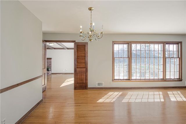 207 NW Woodbine Avenue, Lee's Summit, MO 64063