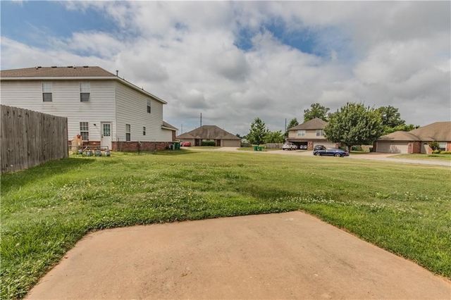 902 Oakwood Street, Centerton, AR 72719